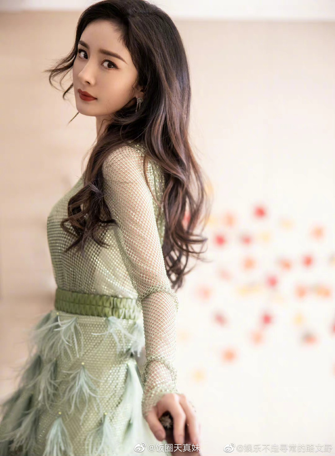 今晚幂姐的绿色孔雀裙造型可太有气质了