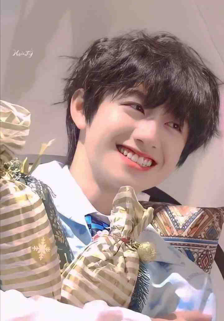 朱志鑫笑容小合集~ 又甜又奶的括弧笑也太治愈了 想rua啊……_高清