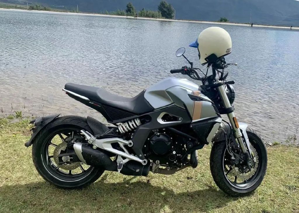 初尝大排有点瑟猎变700cc运动街车上市售价39700元