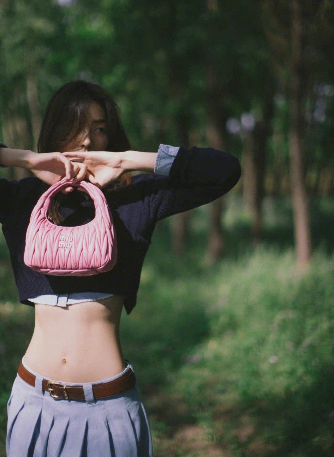 刘雯近日拍摄一组森林风写真穿露脐装秀出纤细蛮腰