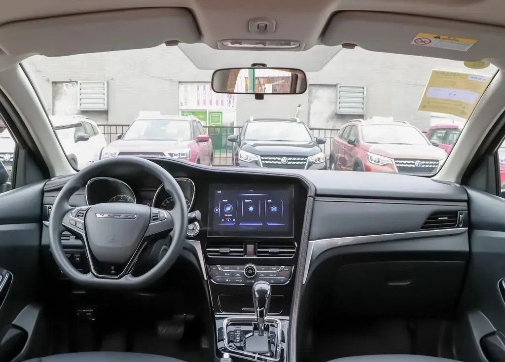 用着奔驰、沃尔沃技术，卖着国产价