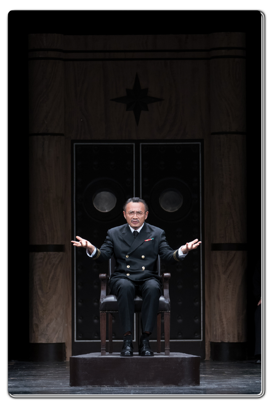 丁志诚:在小剧场表演,演员和观众离的很近,这也是为什么我说在演小