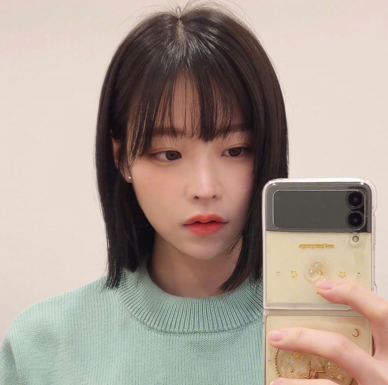 今年春夏最流行的小甜妹儿发型合集|齐刘海和微卷发真的太甜了!