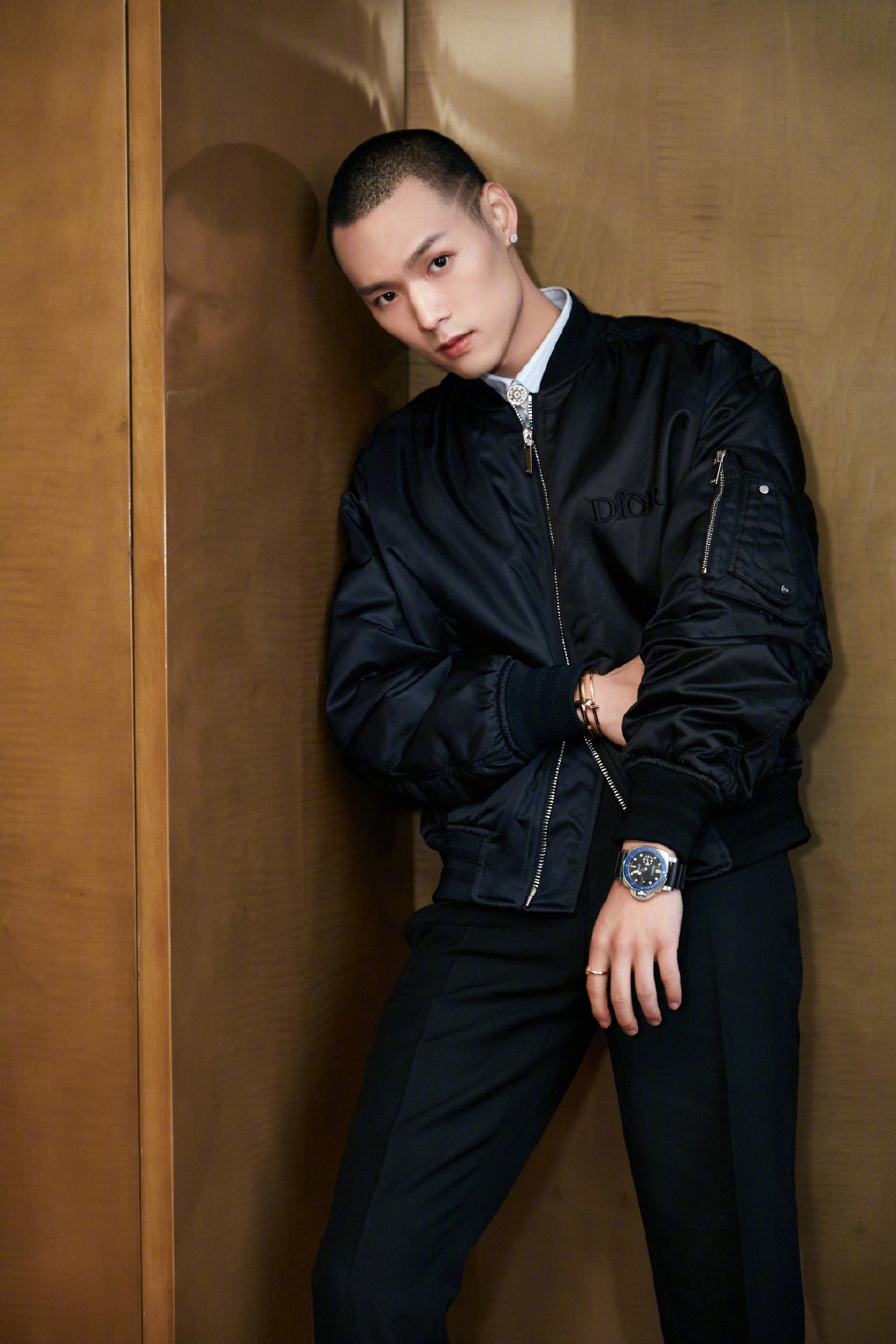 董又霖穿着dior men飞行员夹克出镜,简单造型搭配……_高清图集_新浪