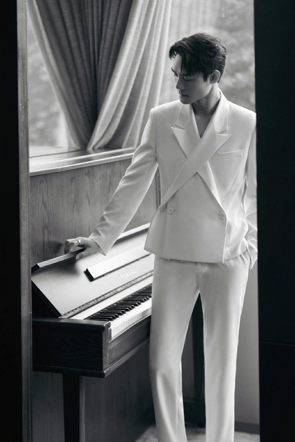 王凯一身白色交叉前襟西服套装亮相