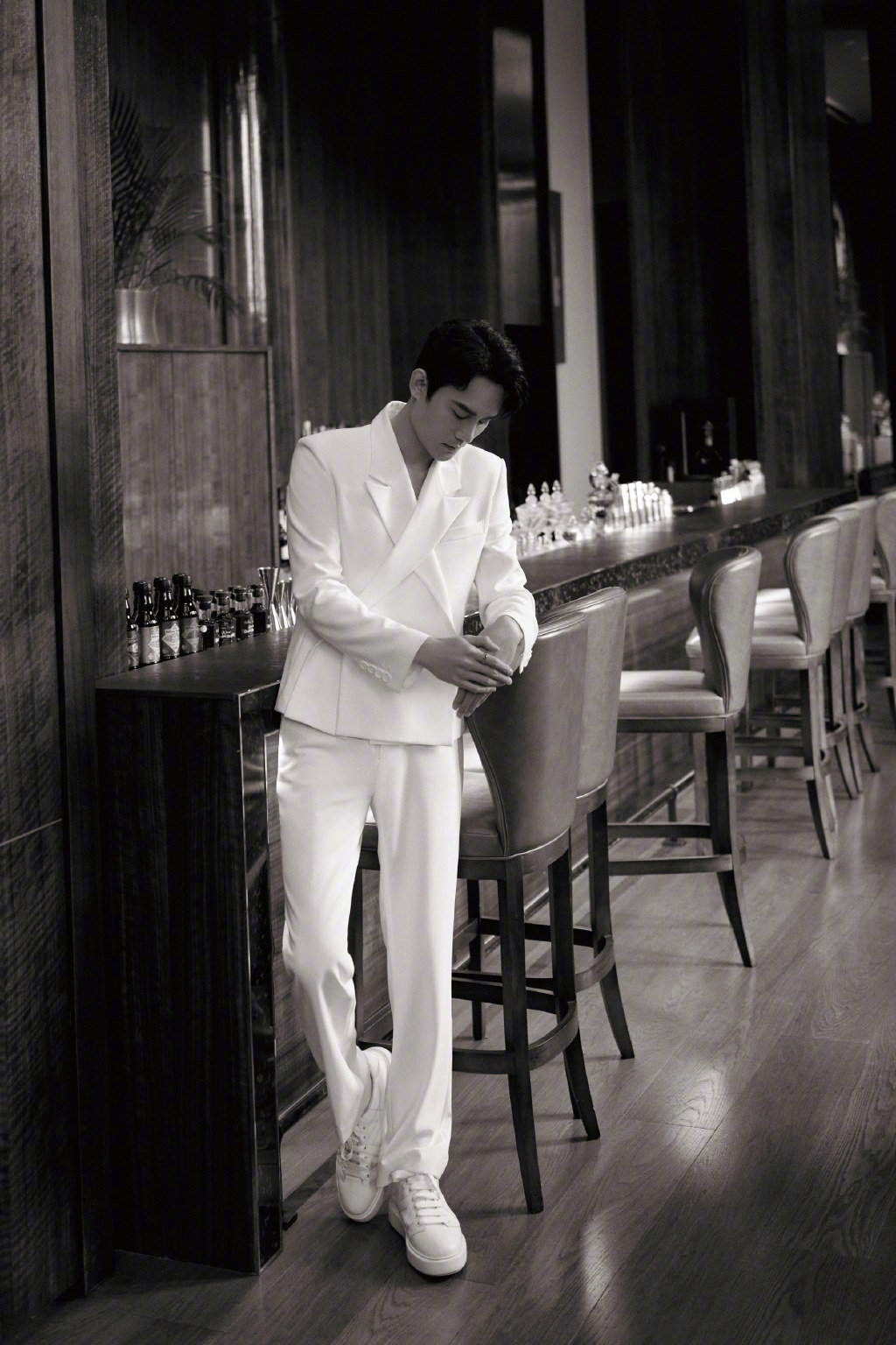 王凯一身白色交叉前襟西服套装亮相