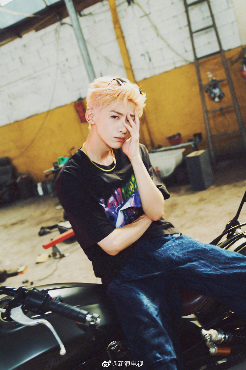 分享了一组白敬亭粉发造型的写真