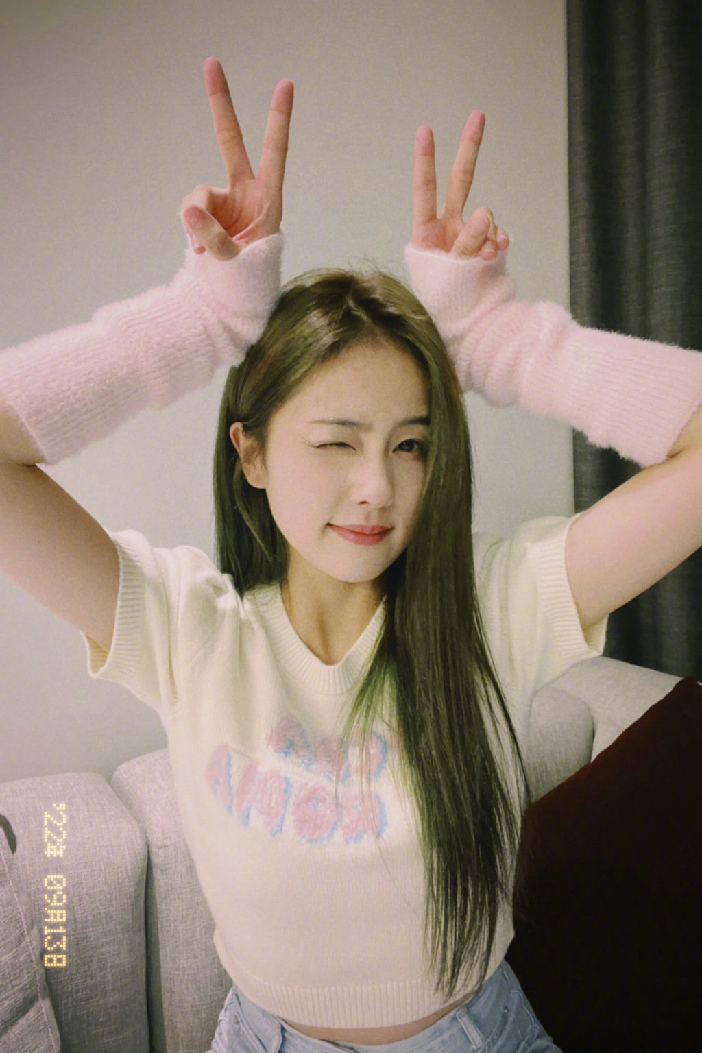 白鹿晒新发色随拍,原来是鹦鹉色,还挺好看的,可可爱爱……__财经头条