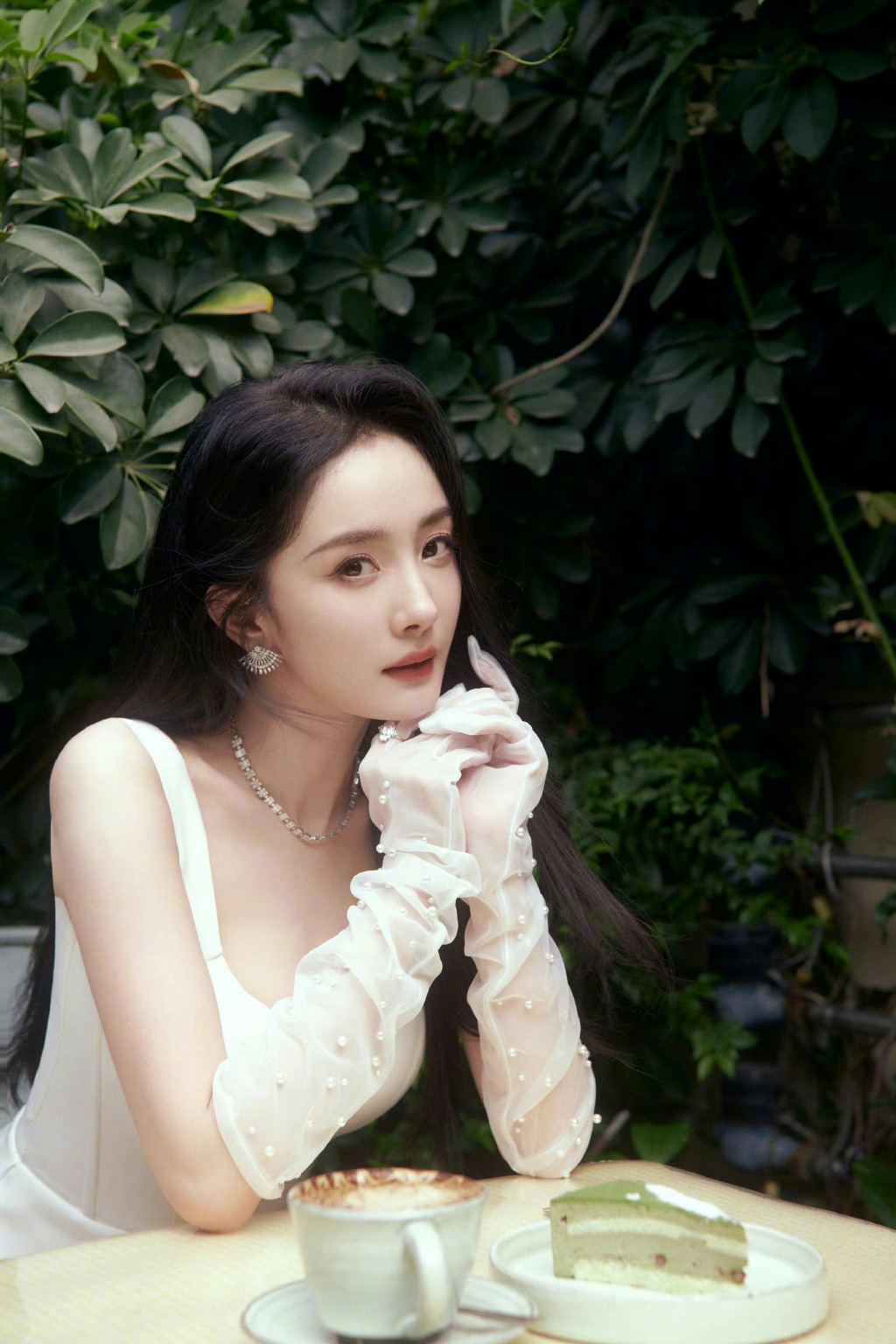 幂姐开衩白裙搭配网纱手套真真是现实版的蒂芙尼的下午茶……_高清