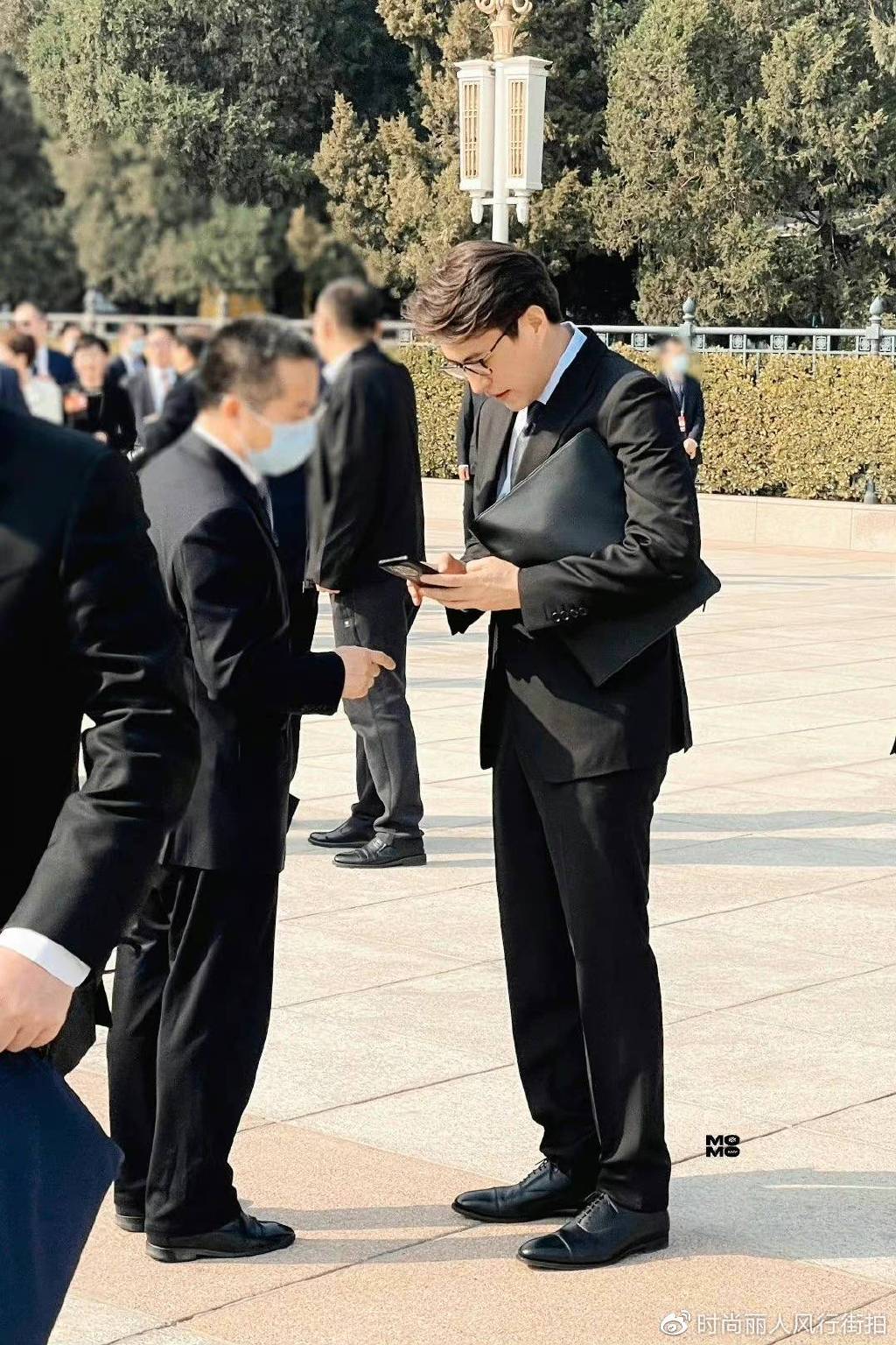 穿黑色大衣一身官味,一看就是老干部|人民大会堂|靳东|大衣_新浪新闻