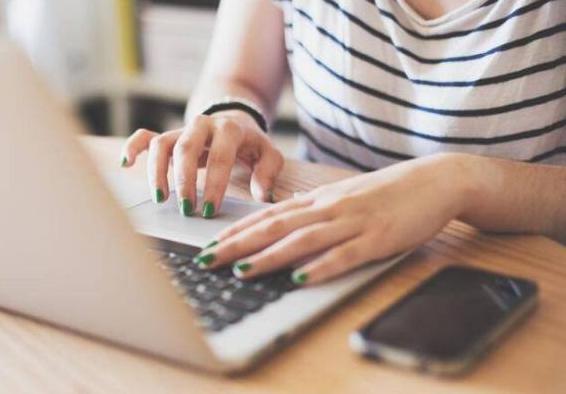 网曝不动产大厅，工作人员上班玩游戏，网友：只要不影响工作就行休闲区蓝鸢梦想 - Www.slyday.coM