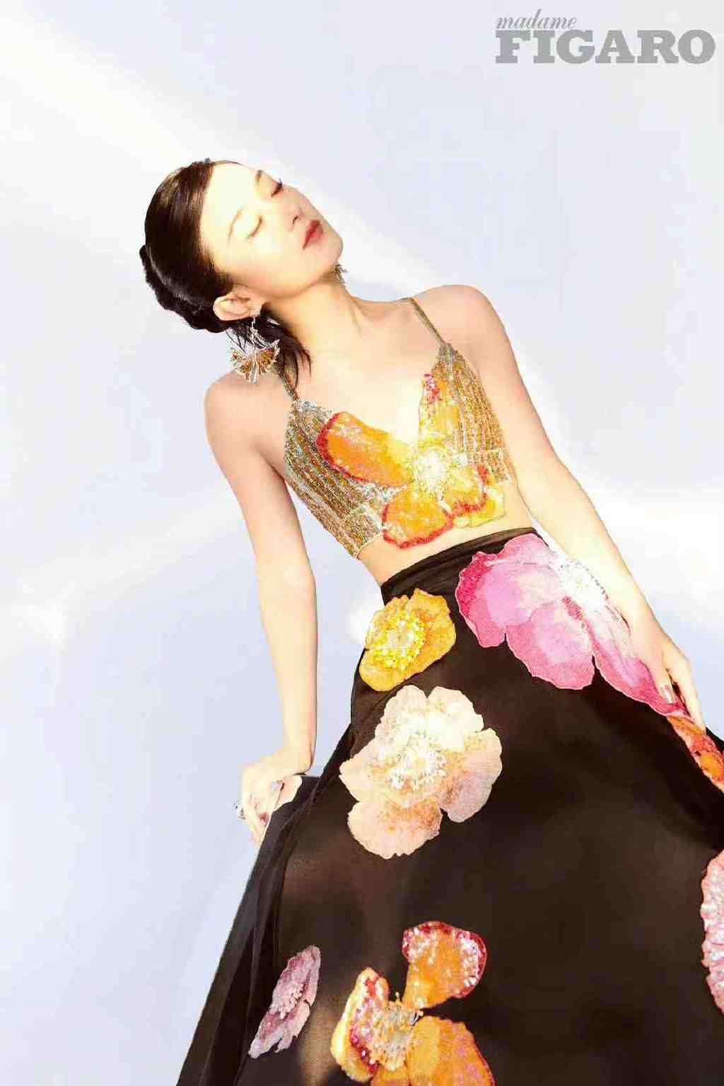 赵丽颖又一次封神亮相!金九封面造型火了,把蝴蝶鲜花全穿在身上休闲区蓝鸢梦想 - Www.slyday.coM 赵丽颖又一次封神亮相!金九封面造型火了,把蝴蝶鲜花全穿在身上休闲区蓝鸢梦想 - Www.slyday.coM