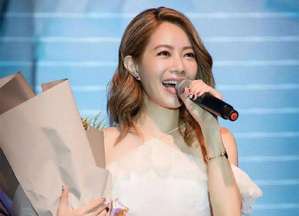 红过张惠妹,拒绝周星驰,本该前途无量的徐怀钰,现状让人唏嘘休闲区蓝鸢梦想 - Www.slyday.coM 红过张惠妹,拒绝周星驰,本该前途无量的徐怀钰,现状让人唏嘘休闲区蓝鸢梦想 - Www.slyday.coM