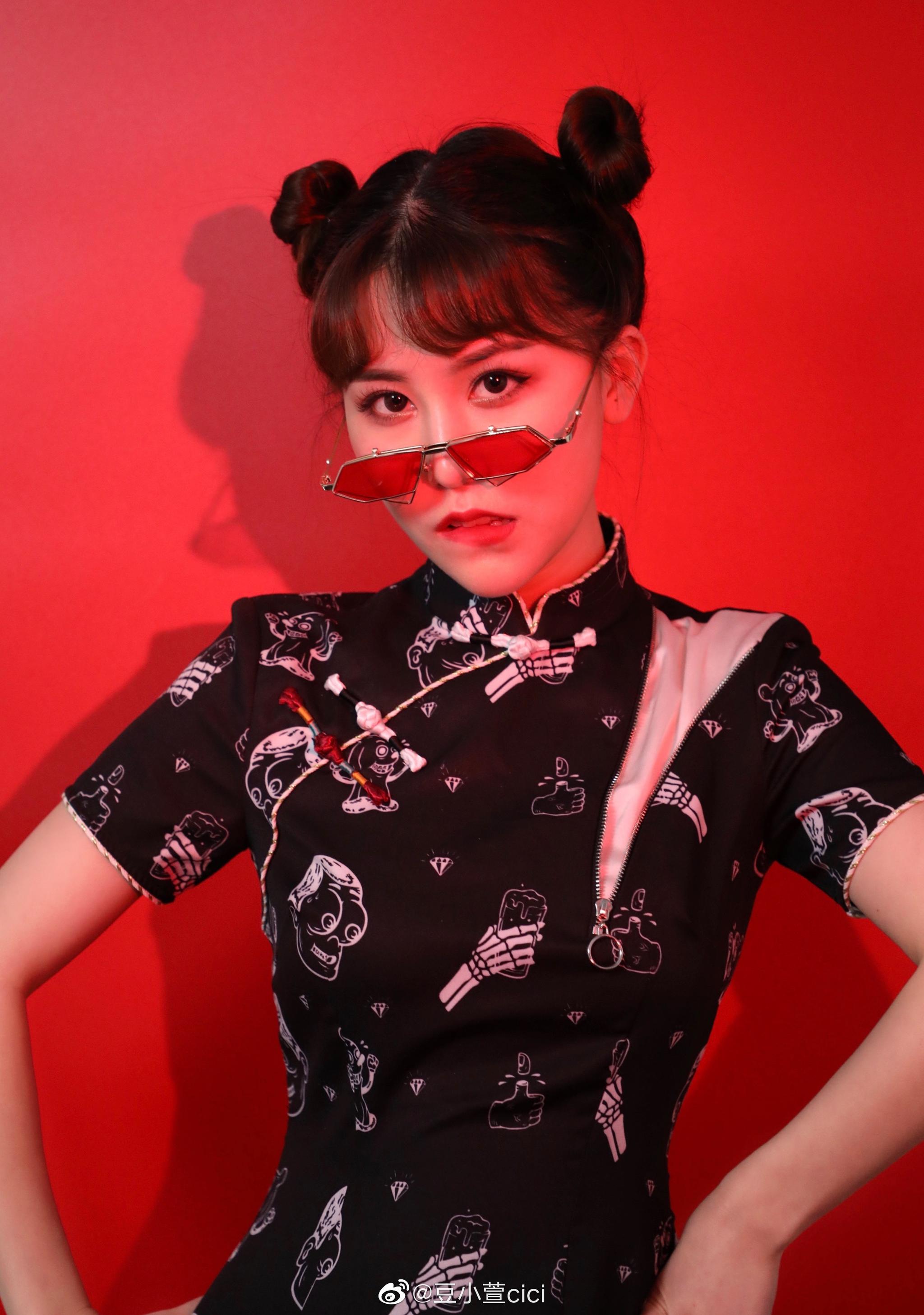 今天的cici是不是又不一样啦08偷偷上来放一个国潮妆容的写真预告