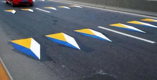 三维立体减速标志开车入隧道前,一般会看到这种错视觉标线.