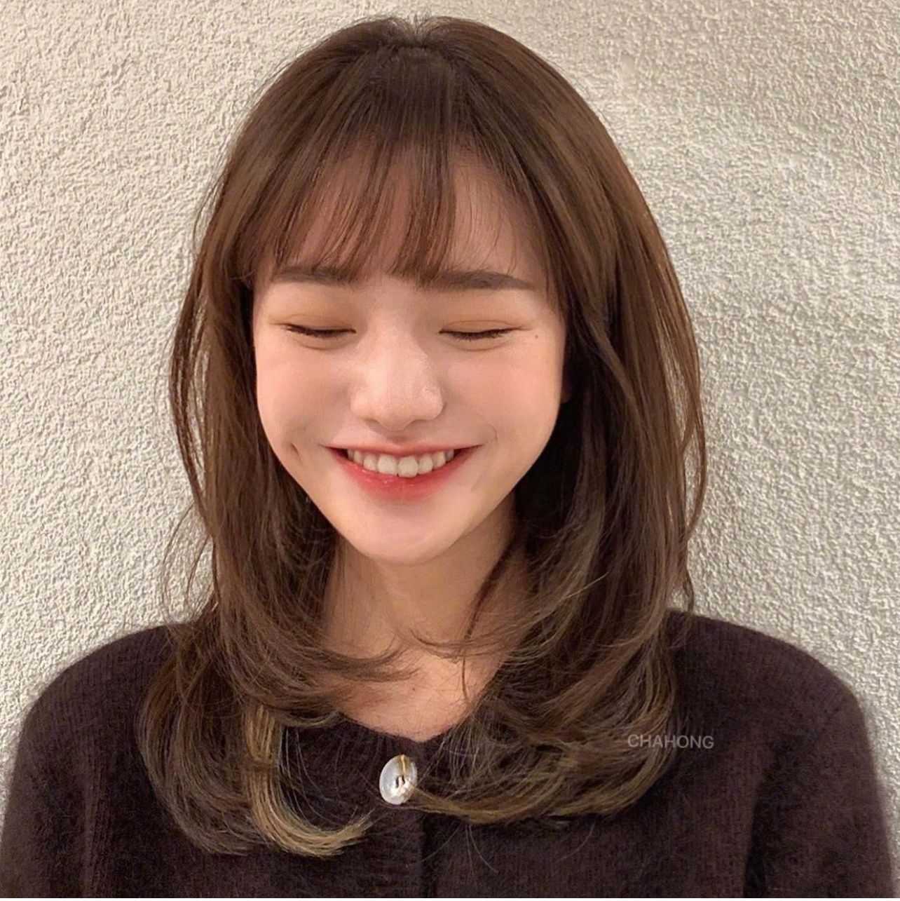 今年春夏最流行的小甜妹儿发型合集|齐刘海和微卷发真的太甜了!
