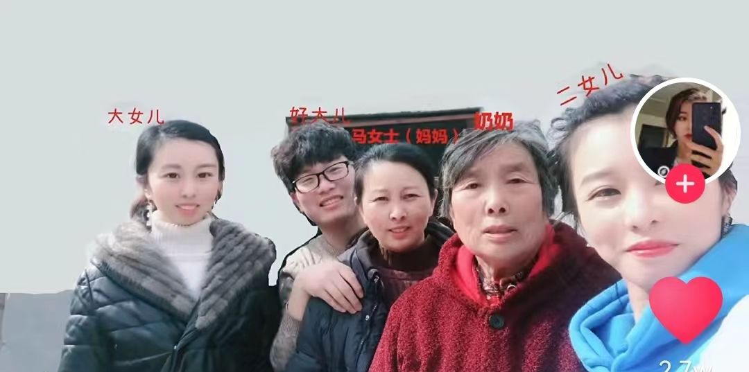 在母亲节当天,田静妹妹晒出了一家人的合影,只不过是三年前的照片了