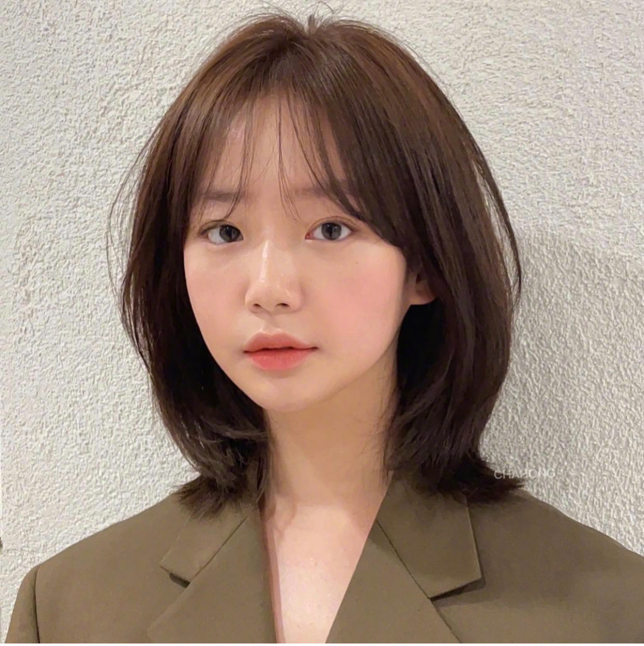 今年春夏最流行的小甜妹儿发型合集|齐刘海和微卷发真的太甜了!