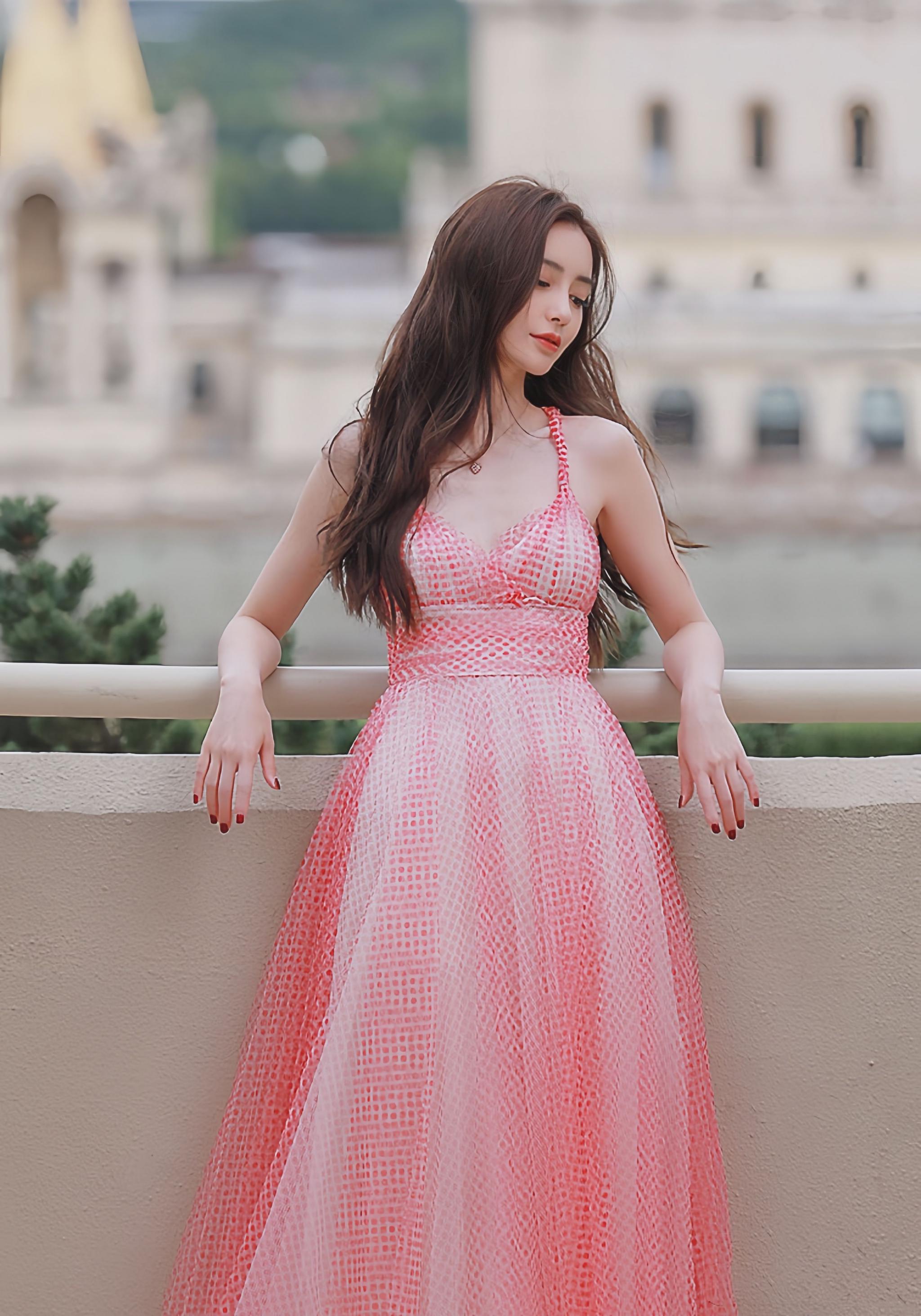 angelababy 泳池粉裙装 好美