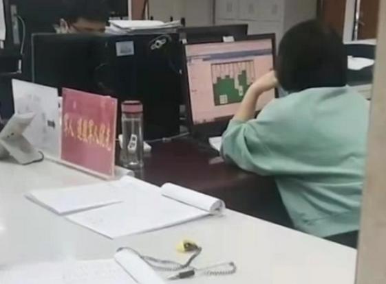 网曝不动产大厅，工作人员上班玩游戏，网友：只要不影响工作就行休闲区蓝鸢梦想 - Www.slyday.coM