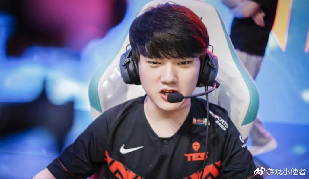 阿水染红发,网友关注的重点却不是发色!价值700万的手表是亮点休闲区蓝鸢梦想 - Www.slyday.coM 阿水染红发,网友关注的重点却不是发色!价值700万的手表是亮点休闲区蓝鸢梦想 - Www.slyday.coM