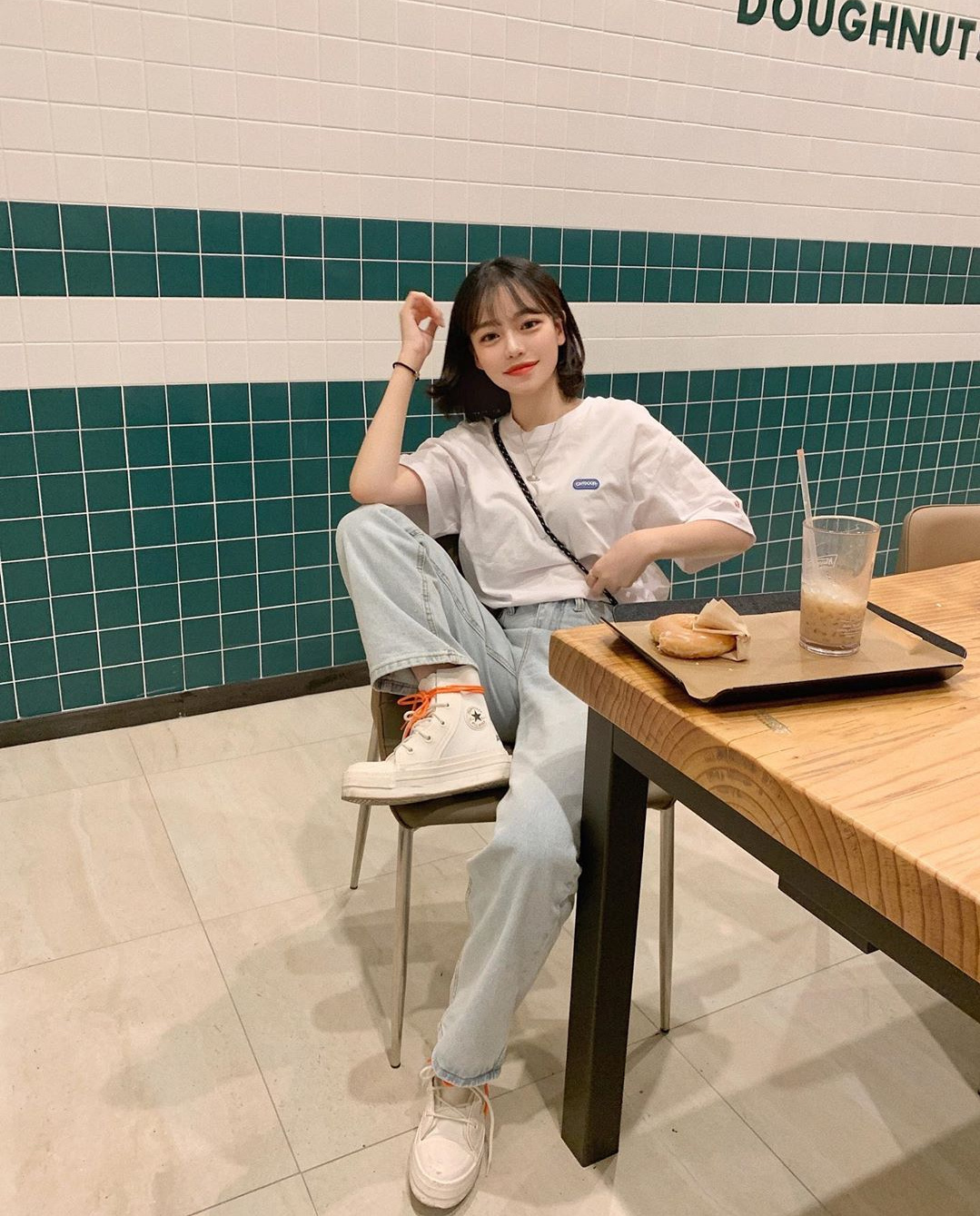 长相很甜美的韩国女生逛街的搭配,首选休闲装