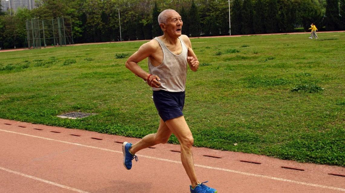81岁老人坚持20年跑400米 网友纷纷点赞
