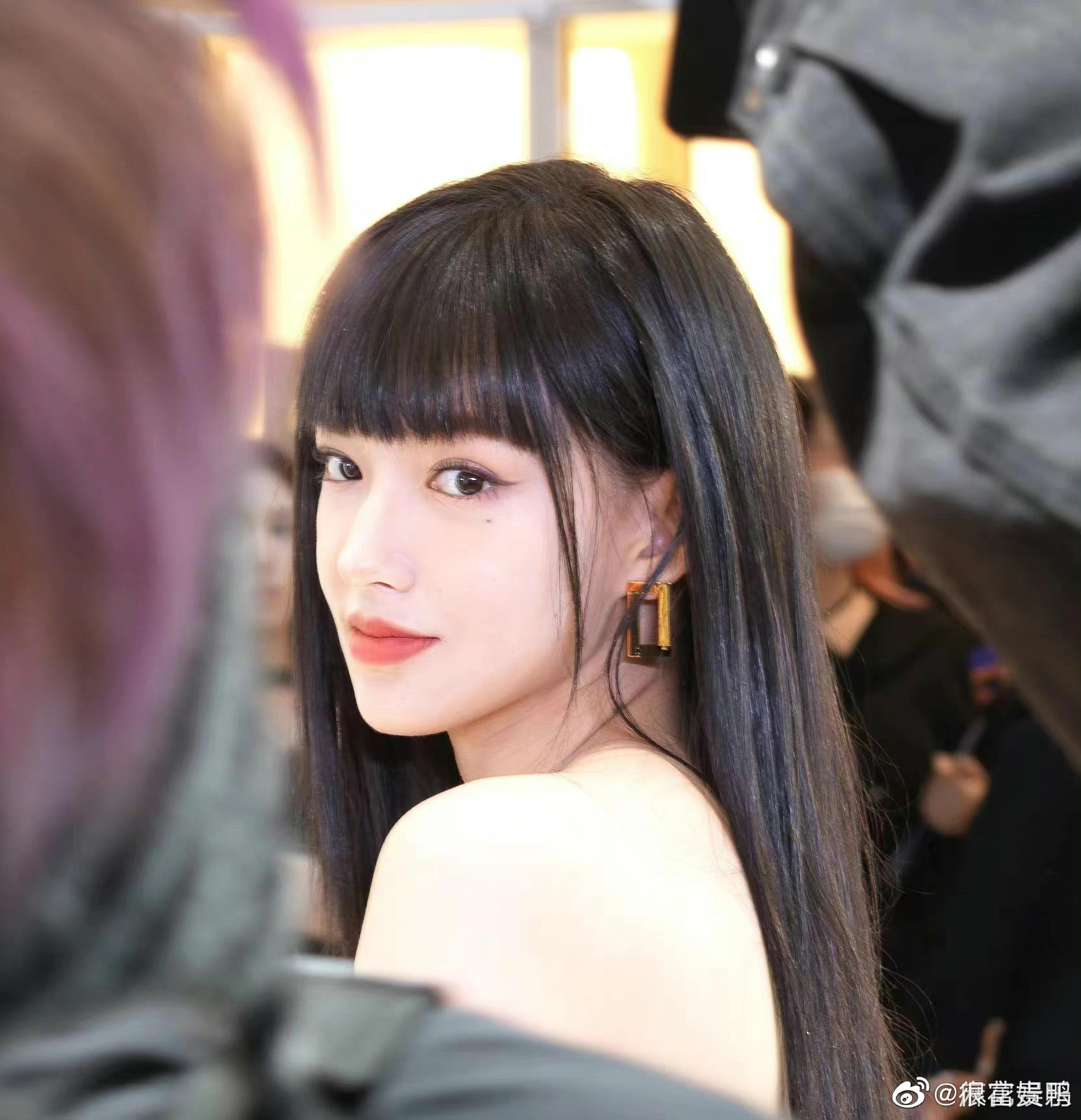 好久不见的黑发潇齐刘海黑长直77全黑look