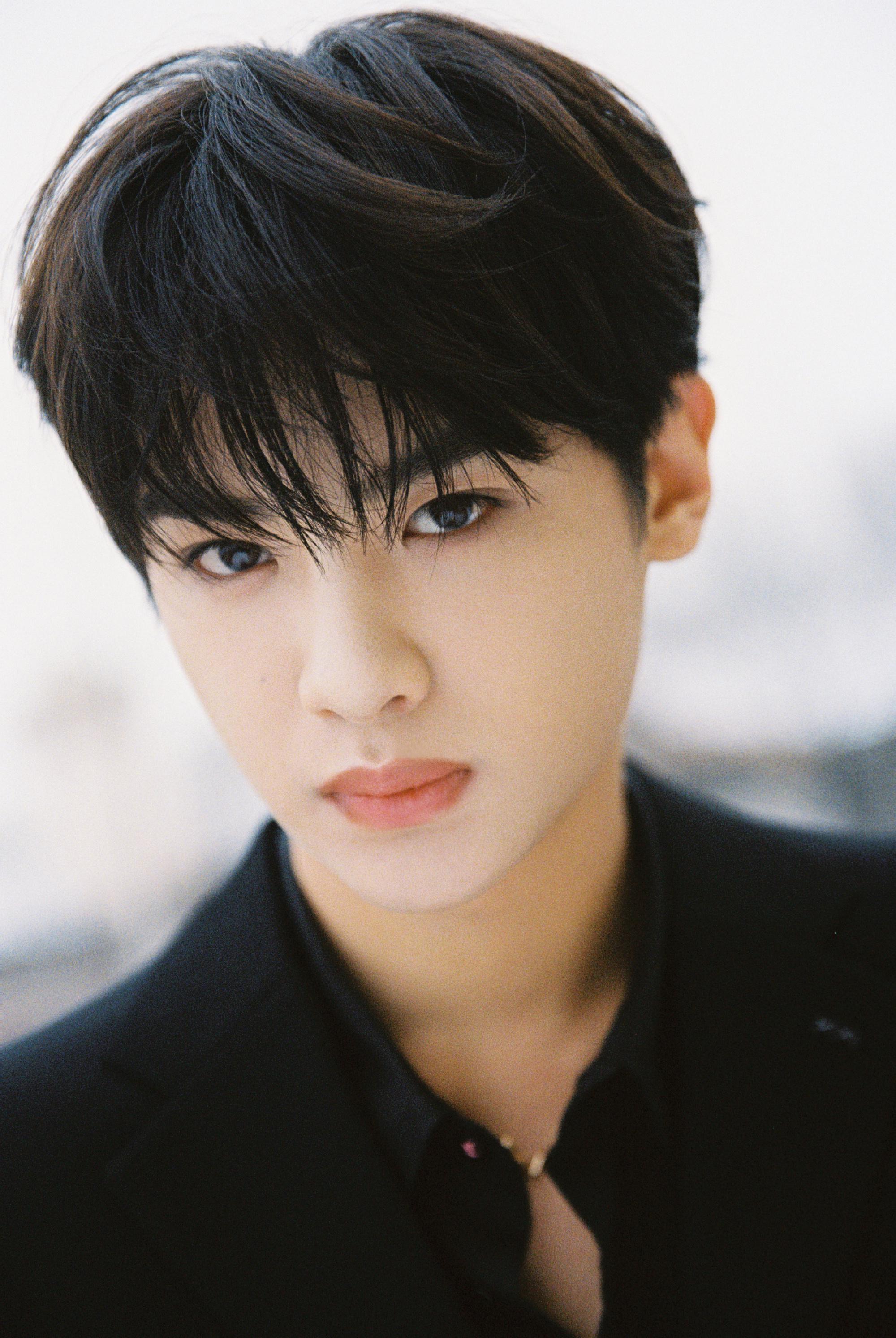 黄明昊网络视听年度盛典造型图黑色西装又酷又拽氛围感十足