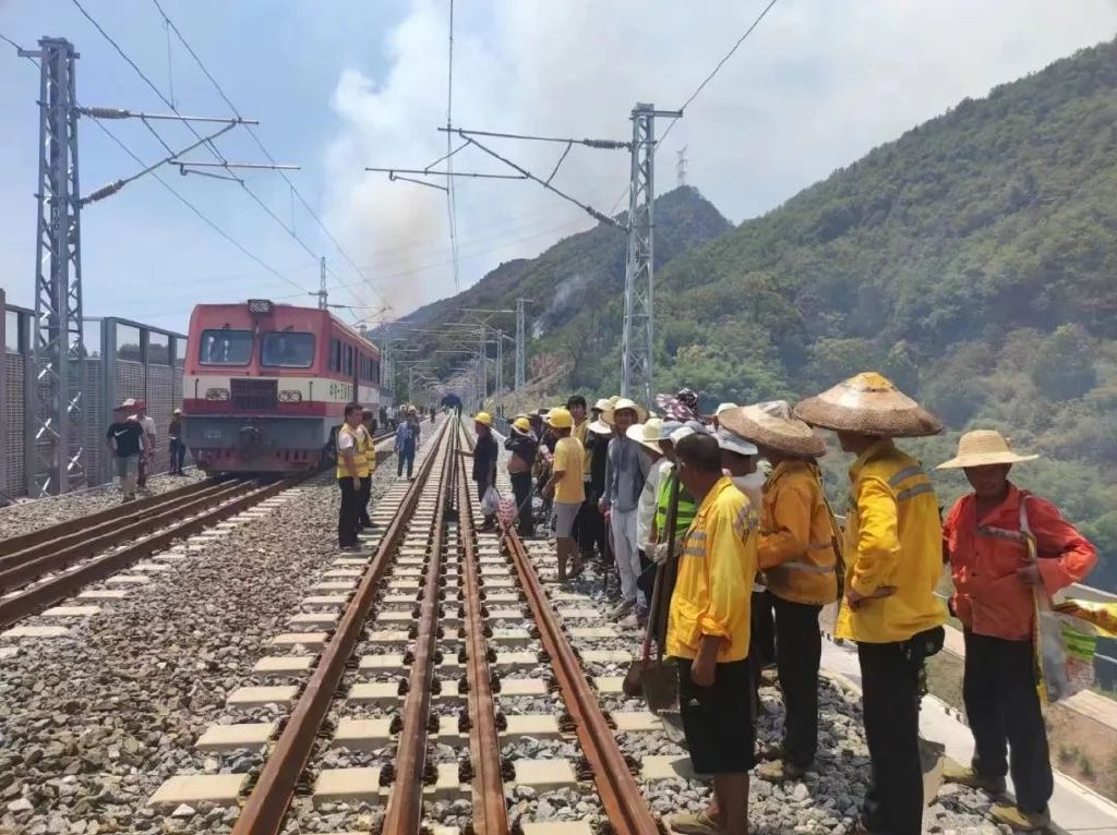 重庆山火多发，中铁十五局紧急出动抢险救援休闲区蓝鸢梦想 - Www.slyday.coM