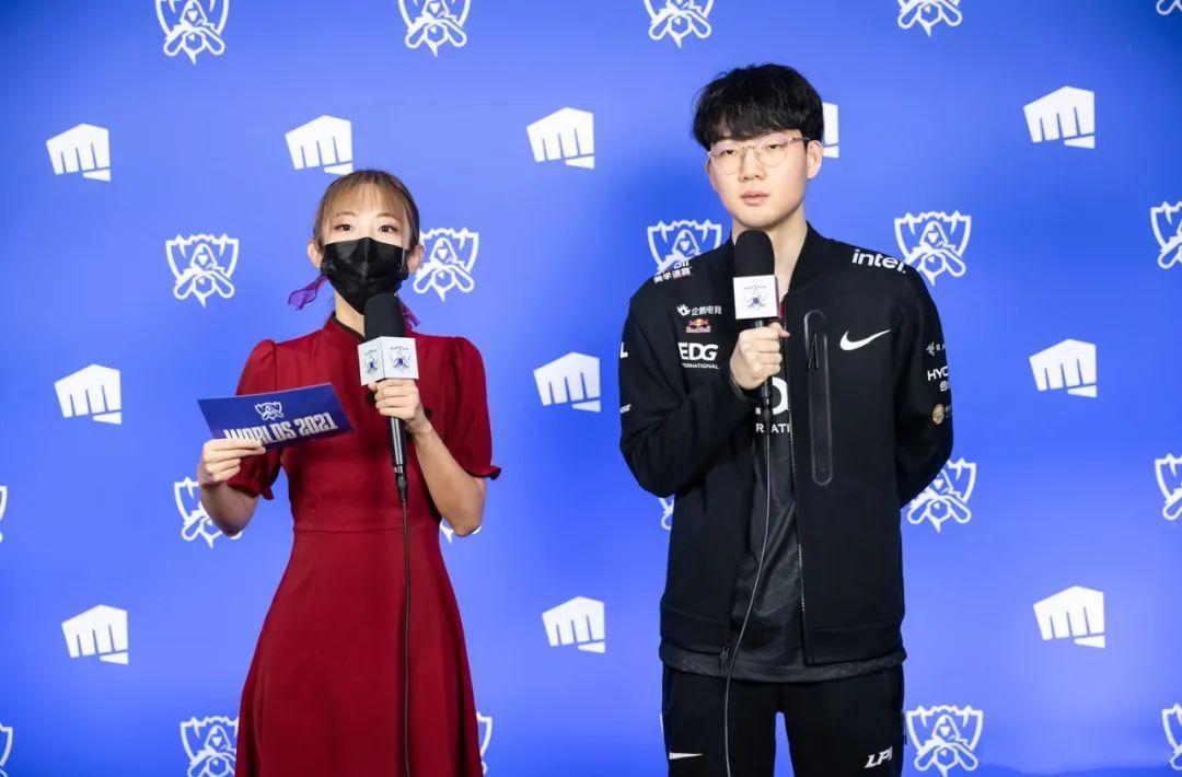 EDG夺冠!这个会四国语言的翻译小姐姐,穿旗袍惊艳抢镜休闲区蓝鸢梦想 - Www.slyday.coM EDG夺冠!这个会四国语言的翻译小姐姐,穿旗袍惊艳抢镜休闲区蓝鸢梦想 - Www.slyday.coM