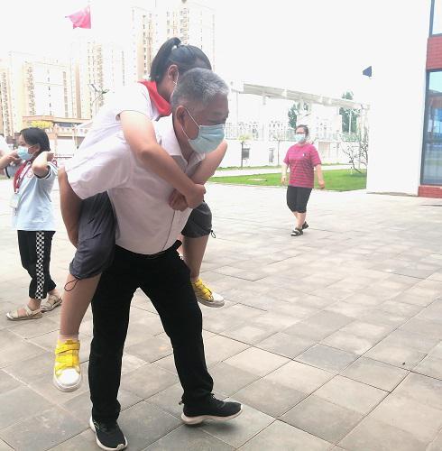 学生受伤行动不便 上下楼老师轮流背休闲区蓝鸢梦想 - Www.slyday.coM 学生受伤行动不便 上下楼老师轮流背休闲区蓝鸢梦想 - Www.slyday.coM