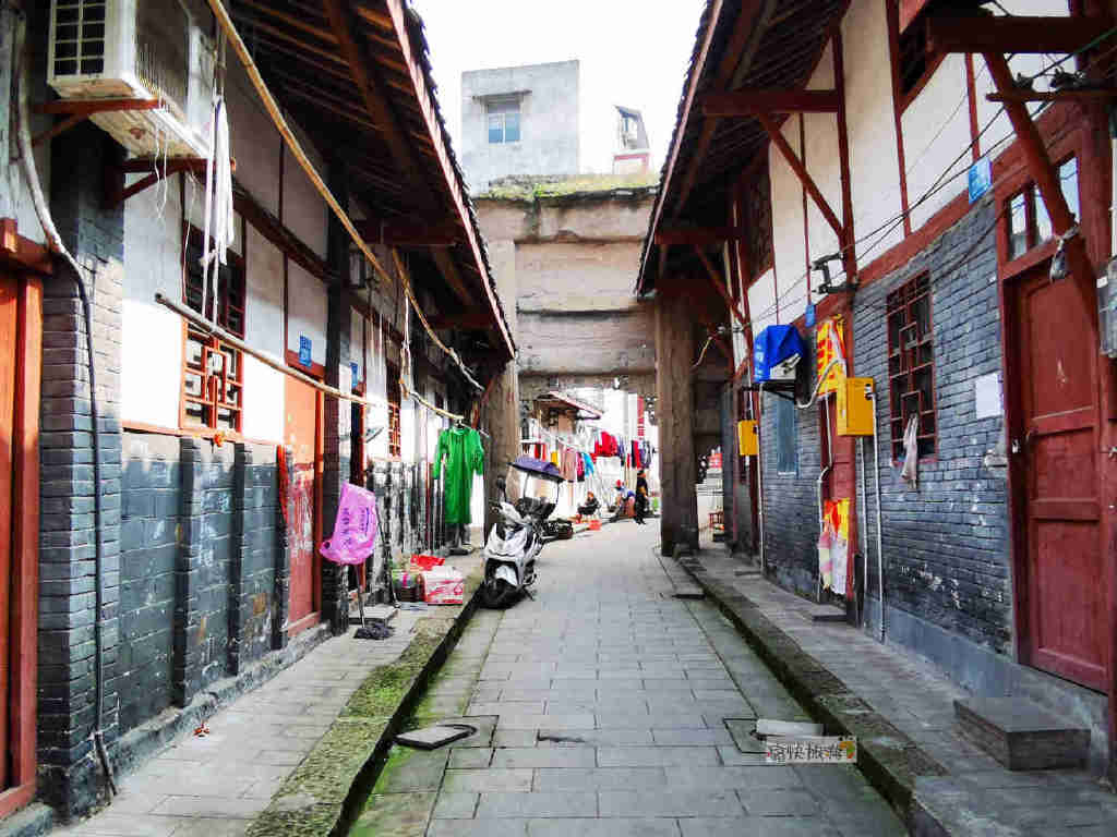 镇的沧桑变化,更是对怀德乃至富顺县优良文风传统的诠释,在自贡地区