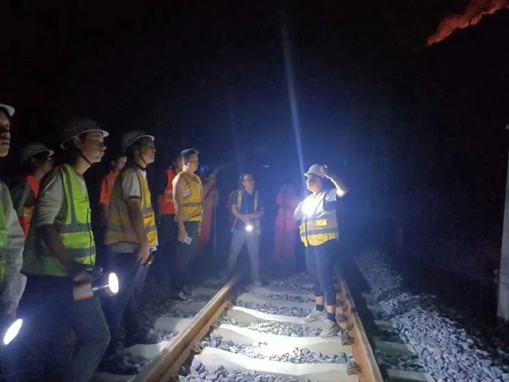 重庆山火多发，中铁十五局紧急出动抢险救援休闲区蓝鸢梦想 - Www.slyday.coM