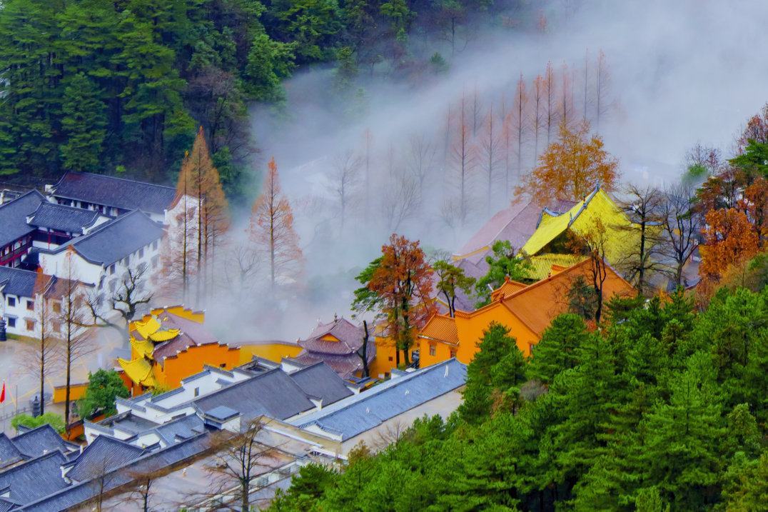 九华山古称陵阳山九子山,为"中国佛教四大名山"之一,位于安徽省池州市