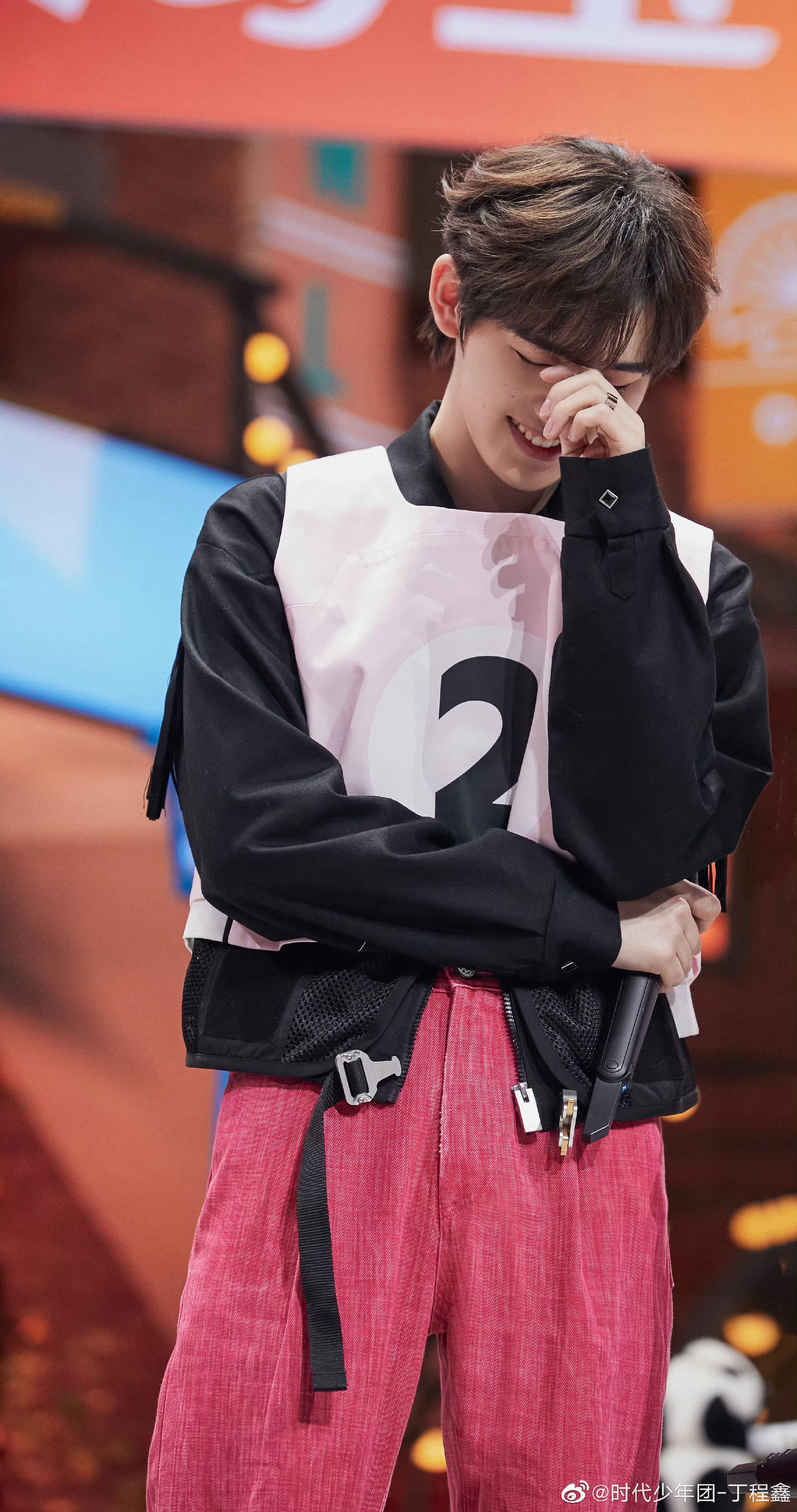 丁程鑫今日机场饭拍图 黑色工装造型也太酷了吧 从头酷到脚