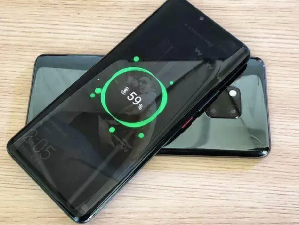 华为mate20pro是国内最早一批支持反向无线充电的产品,可以为其它支持