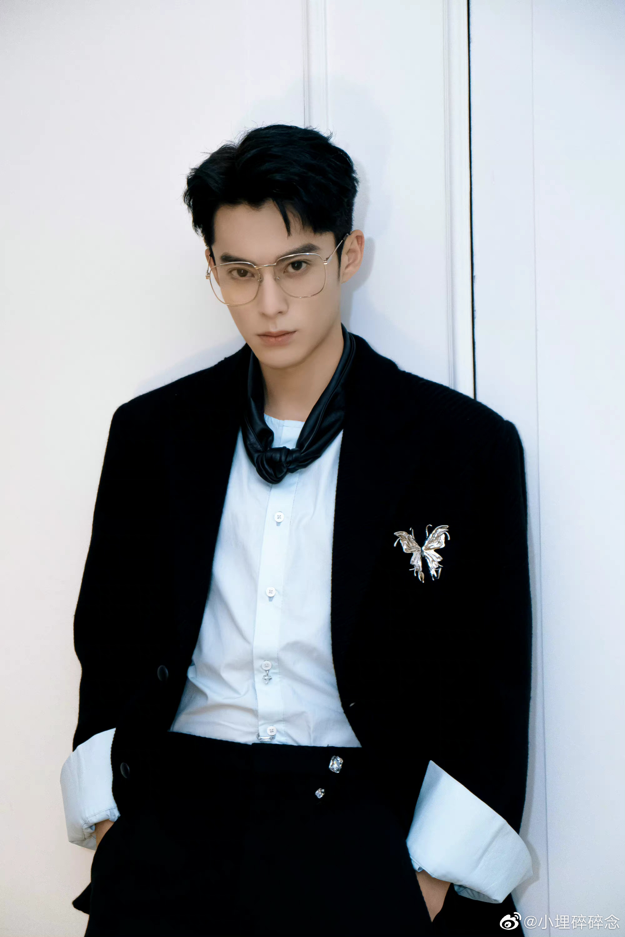 王鹤棣密室大逃脱收官宴造型黑色西装搭配方框眼镜