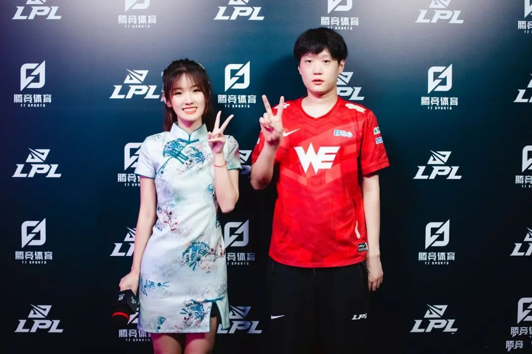 EDG夺冠!这个会四国语言的翻译小姐姐,穿旗袍惊艳抢镜休闲区蓝鸢梦想 - Www.slyday.coM EDG夺冠!这个会四国语言的翻译小姐姐,穿旗袍惊艳抢镜休闲区蓝鸢梦想 - Www.slyday.coM