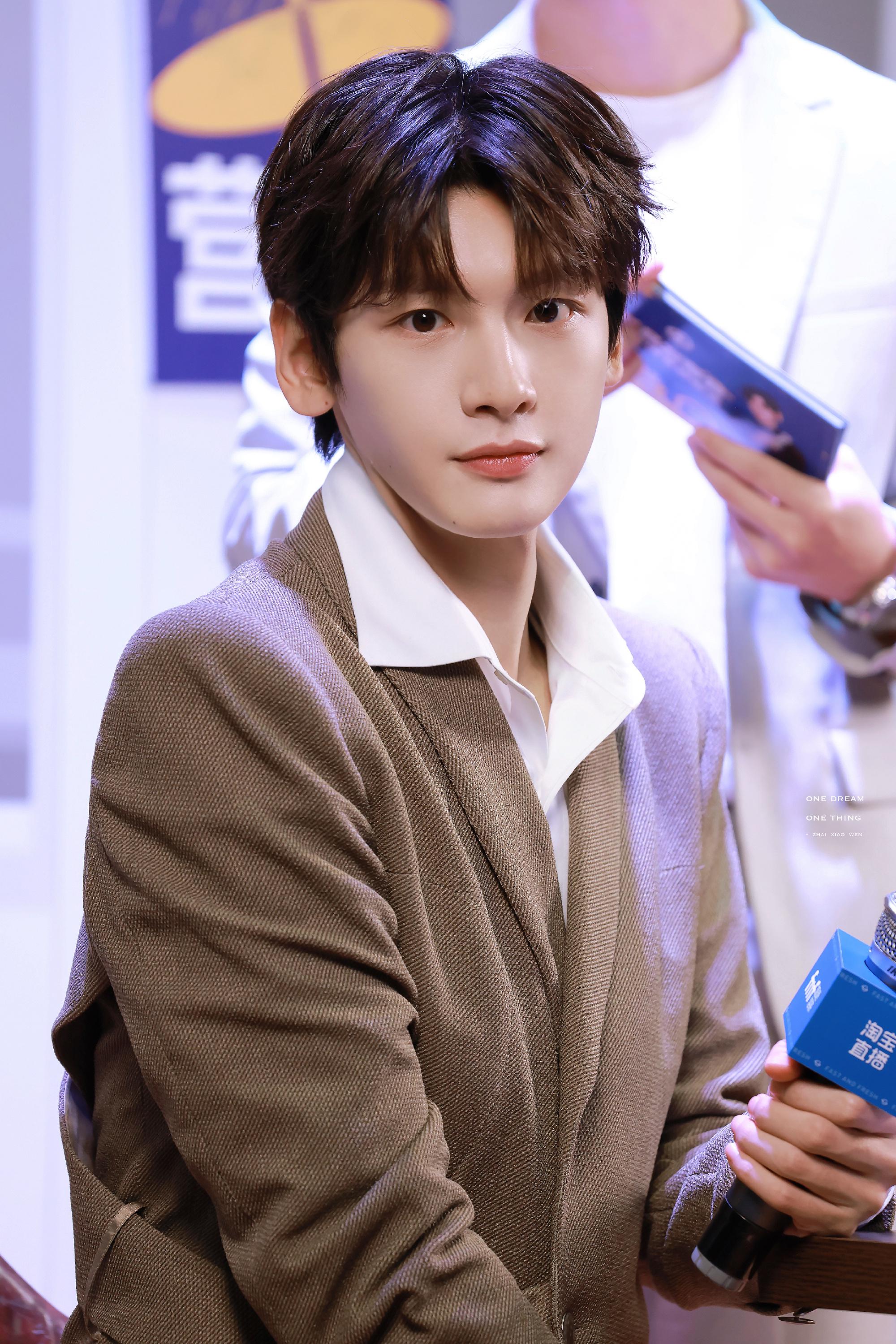 翟潇闻今日份品牌活动饭拍 棕色西装白衬衫……__财经头条