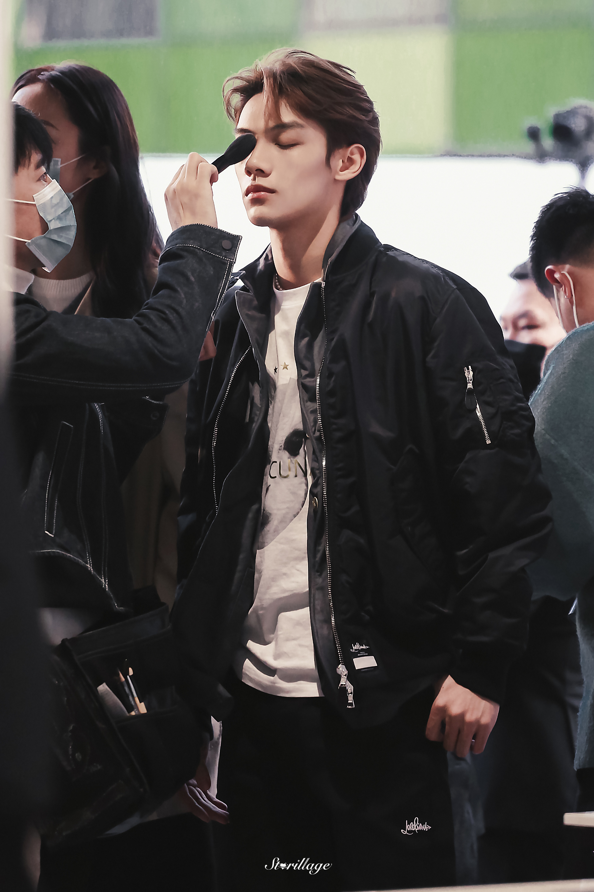 段星星今日品牌活动饭拍黑色运动服 白色内搭,休闲帅