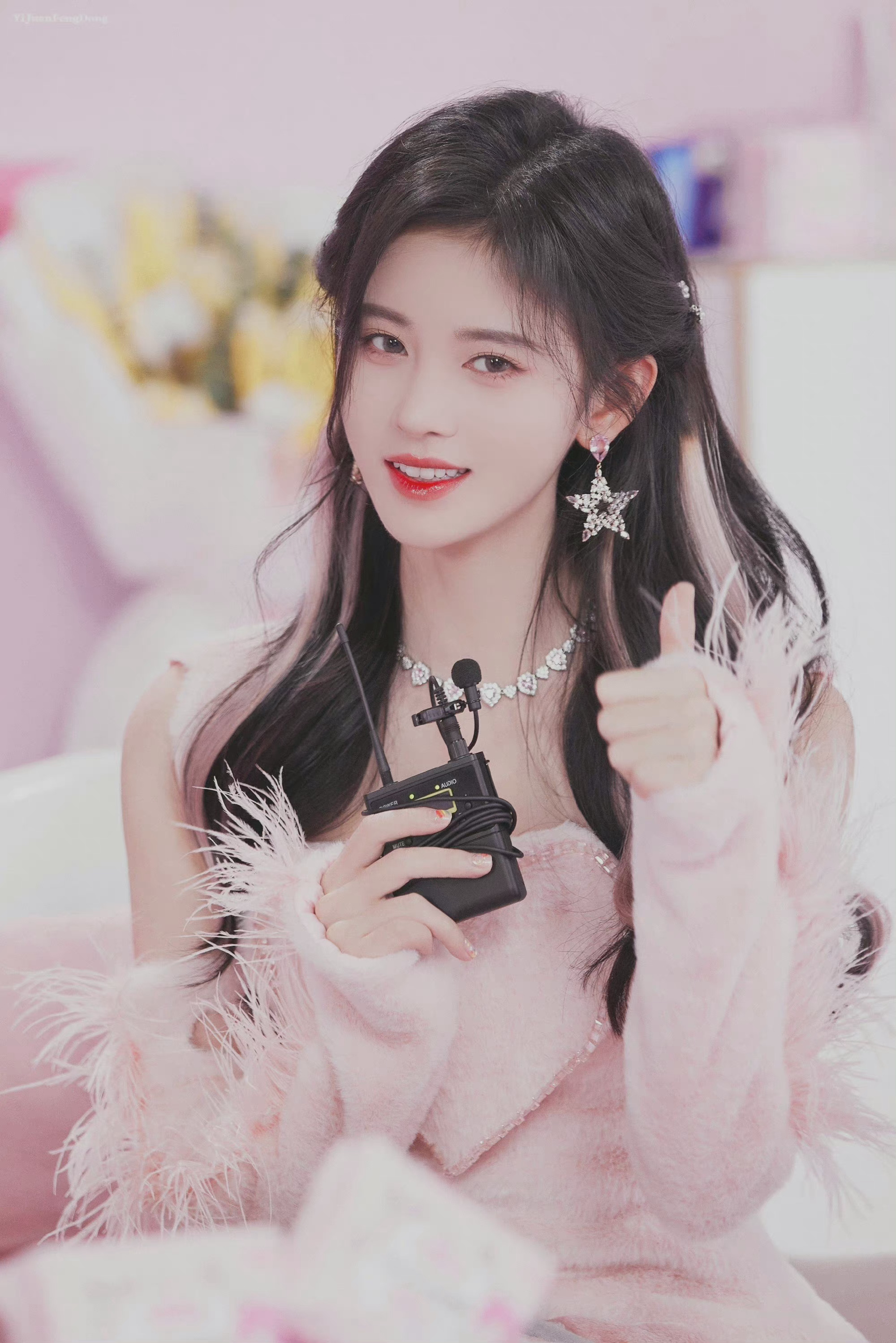 鞠婧祎品牌活动生图好绝呐挑染发色也是爱豆感满满