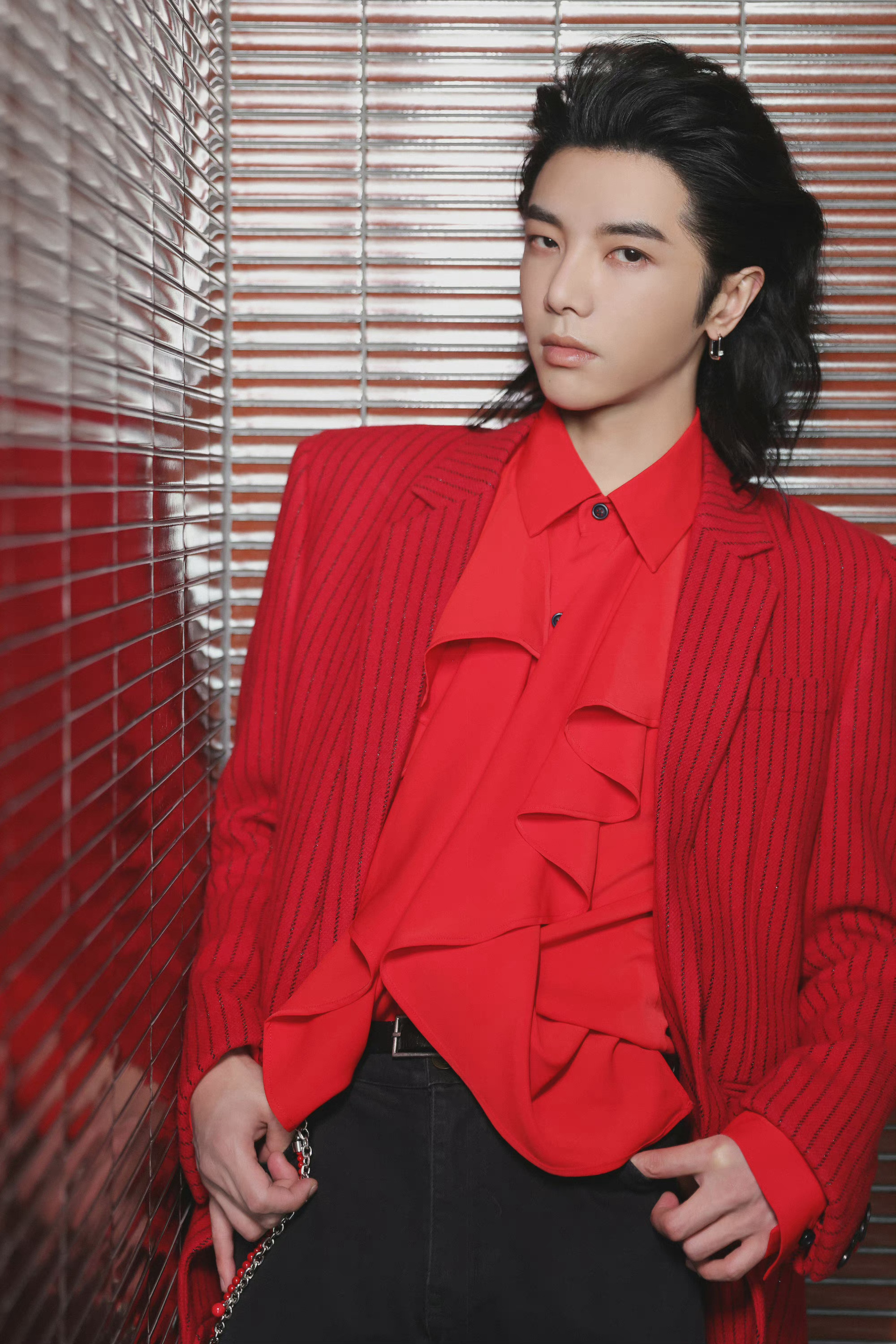 华晨宇活动造型,红色西装,大背头,时尚前卫