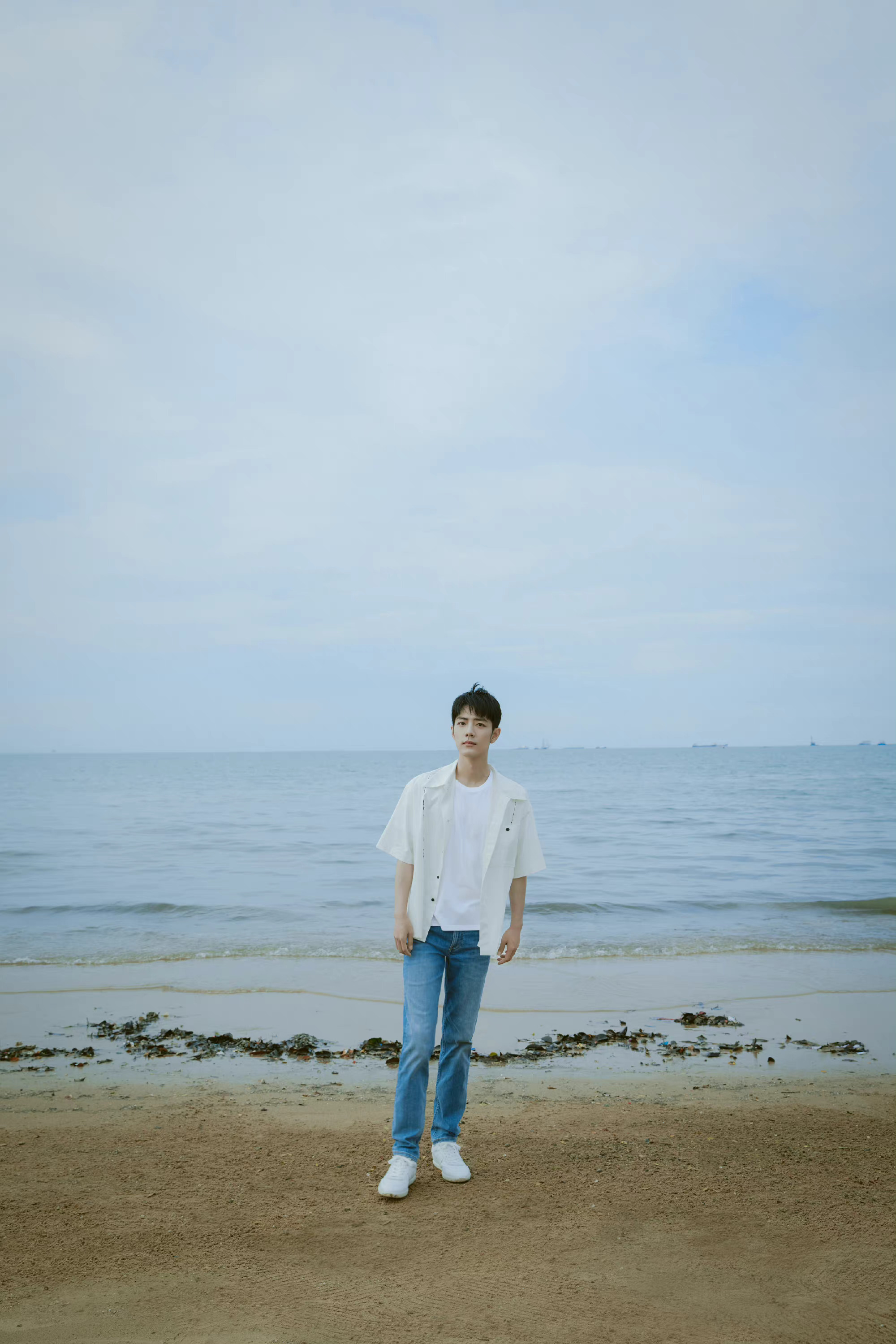 肖战新鲜大海氧气感写真来啦海边的白衬衫少年