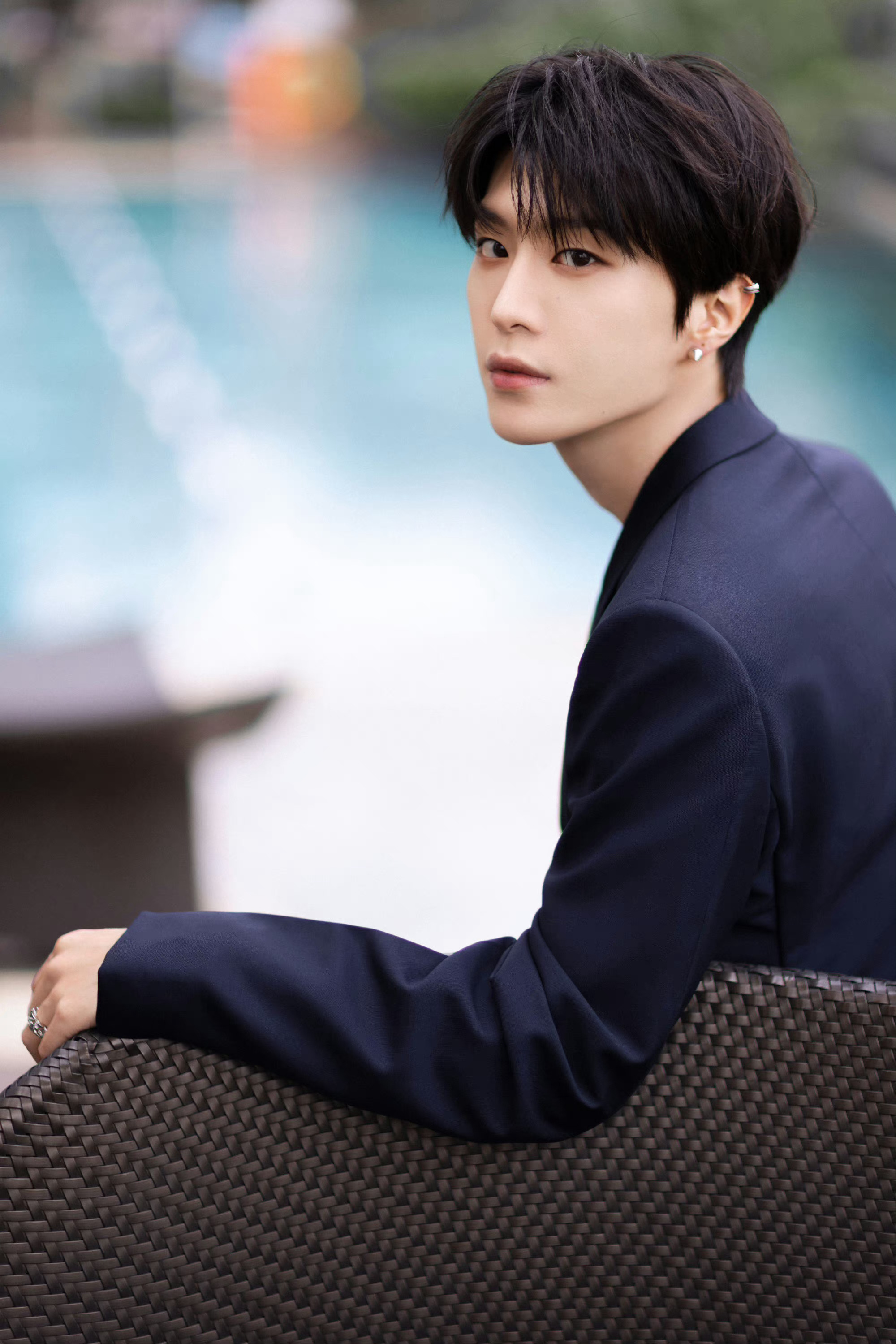 范丞丞黑色真空西装大片 耳钉,项链,真空侧颜,斯哈斯哈_高清图集_新浪