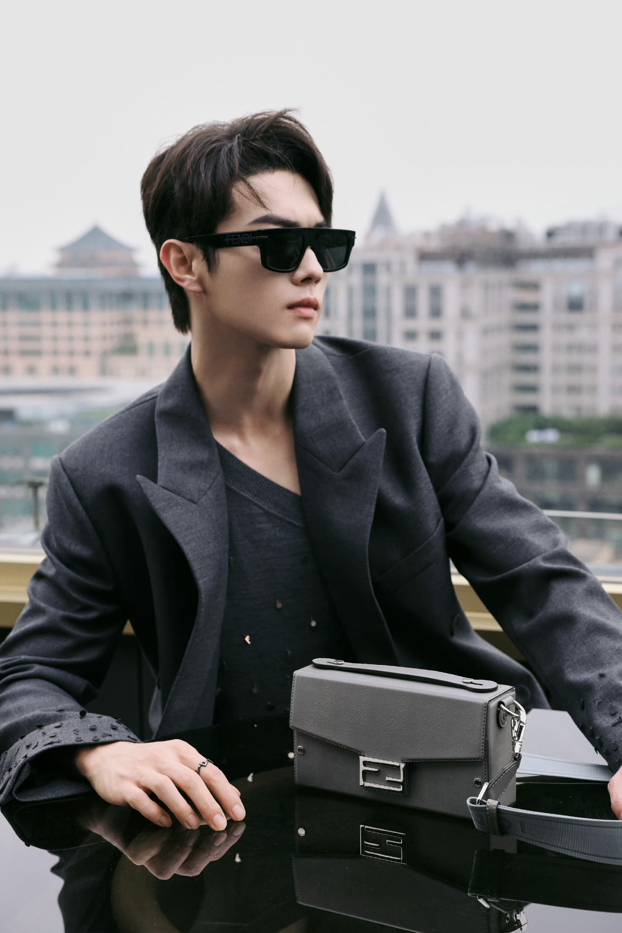 许凯最新活动造型释出9615 灰色亮片西装 背心!