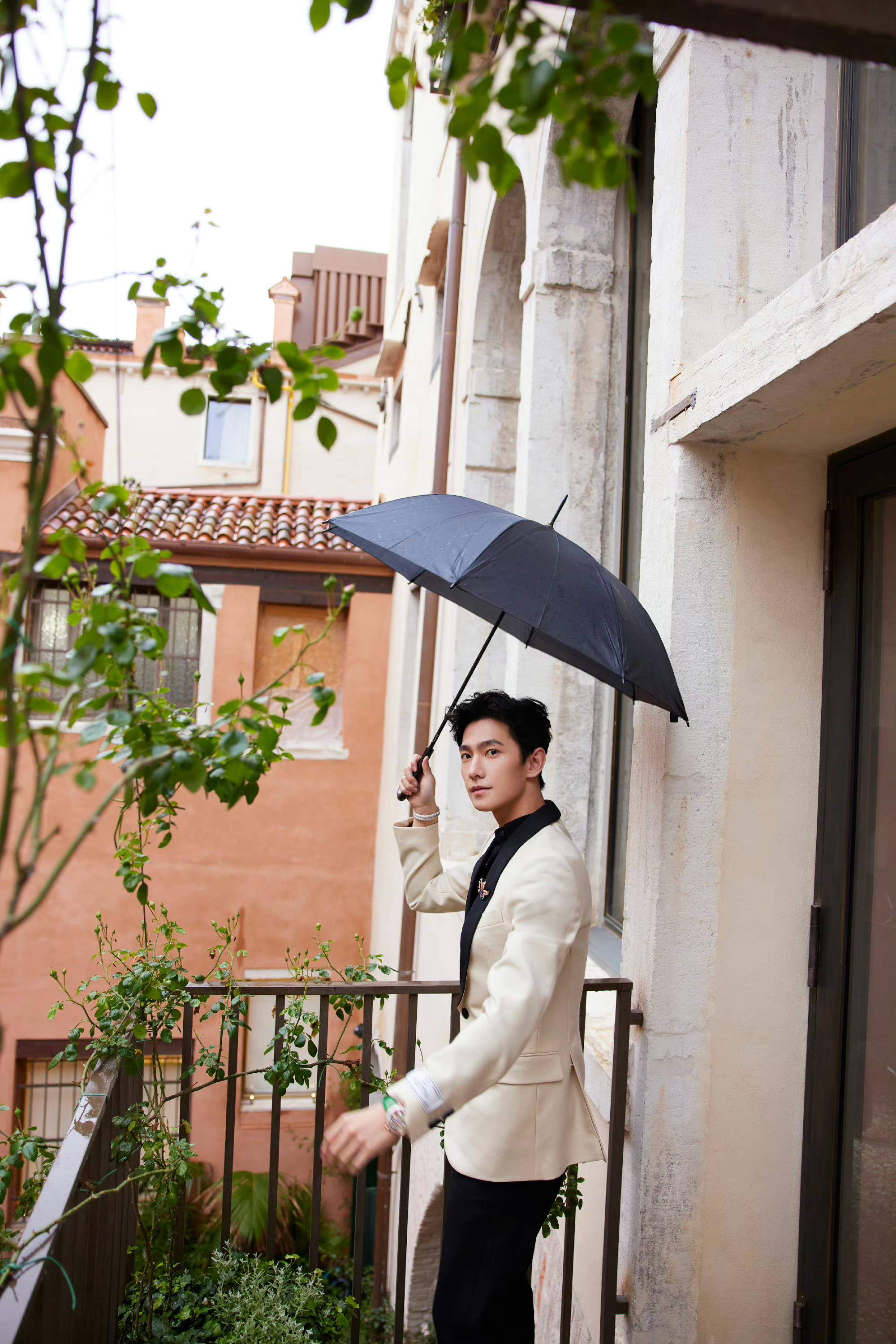 杨洋白西服撑伞大片,真的好贵气啊!