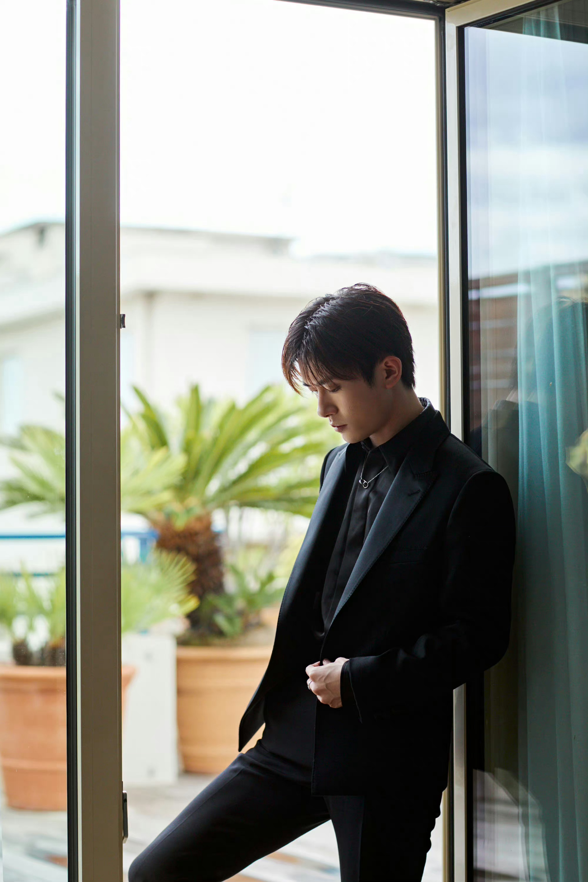 易烊千玺法国行程造型图 黑色西装造型帅气十足!_高清图集_新浪网