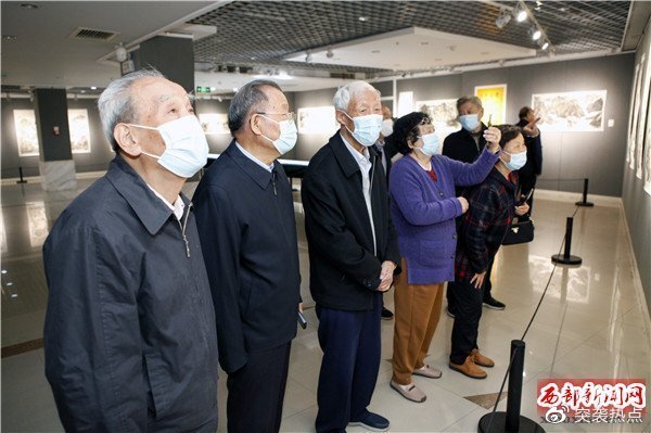 张勃兴老书记所倡导的"诗书画合璧"的理念,专门为展出的国画作品配诗