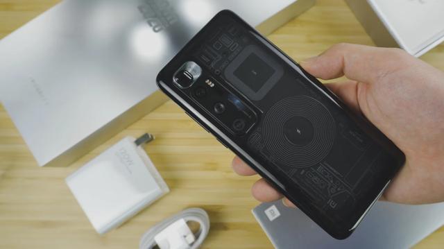 从透明盖上,我们可以看到50w无线充电传感器和nfc传感器.